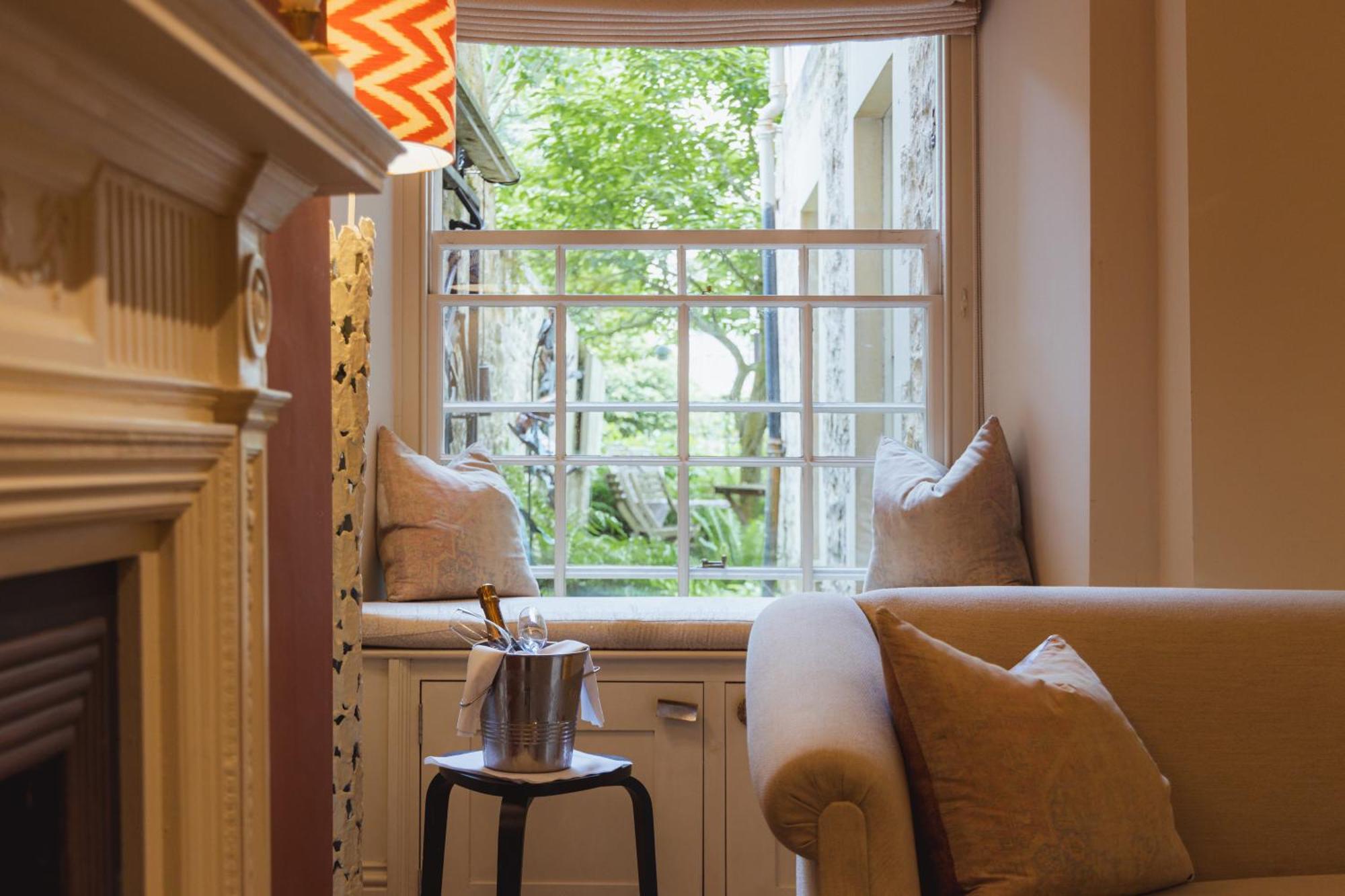 No 15 By Guesthouse, Bath Exterior foto The window at 170 Queen's Gate